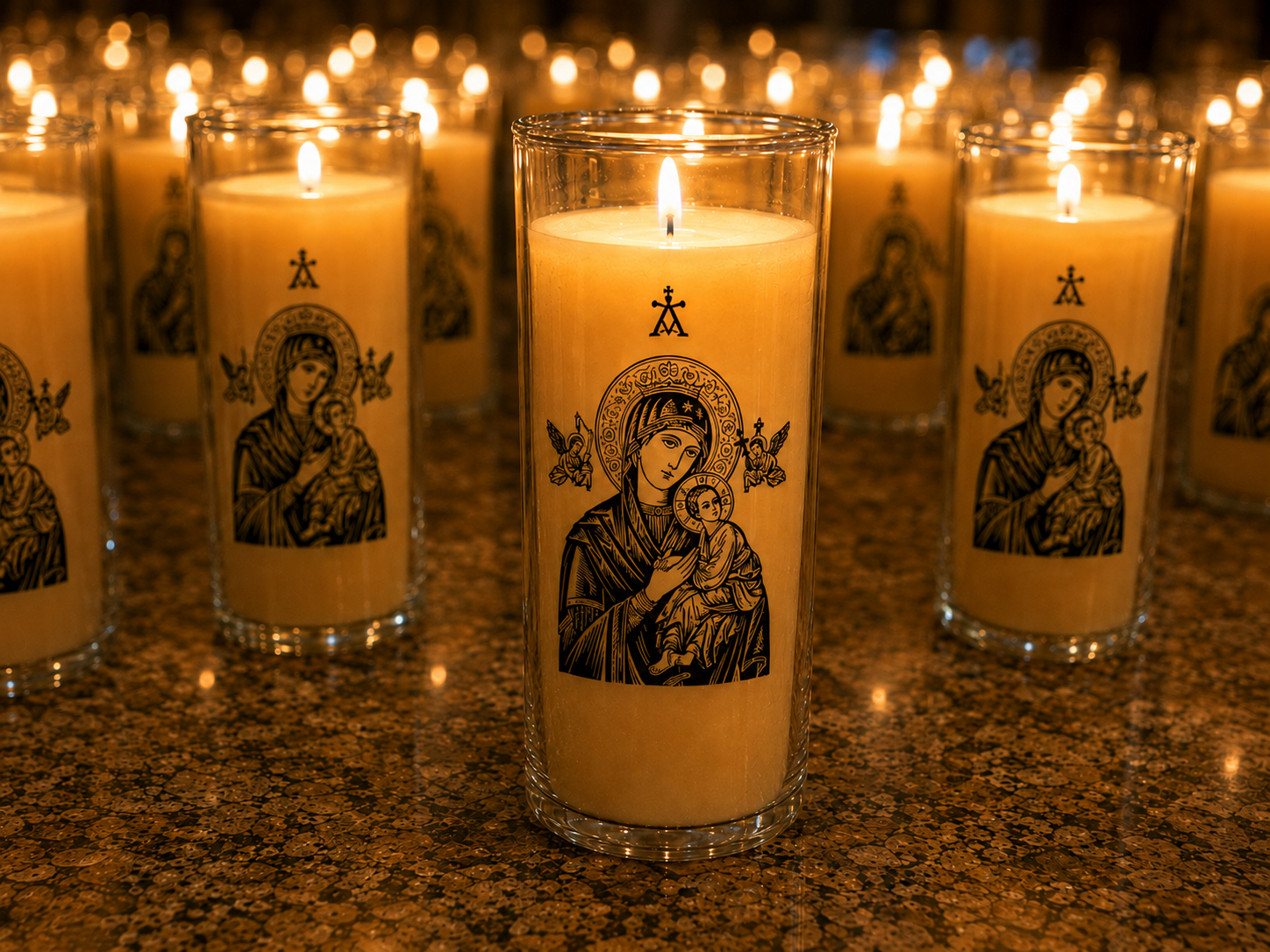 Velas acesas diante de Nossa Senhora do Perpétuo Socorro